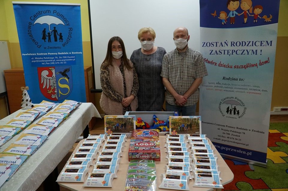 Kierownik oraz pracownicy Powiatowego Centrum Pomocy Rodzinie w Zwoleniu z nagrodami za udział dzieci w konkursie plastycznym i fotograficznym.