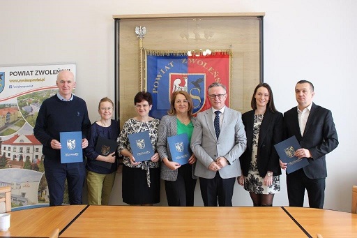 Członkowie PSR ds. ON z otrzymanymi powołaniami wraz ze Starostą  i Wicestarostą.